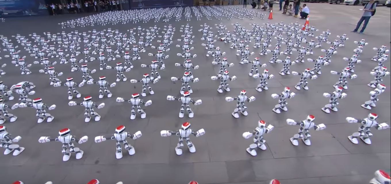 Mais de 1000 robôs se uniram para quebrar um recorde mundial!