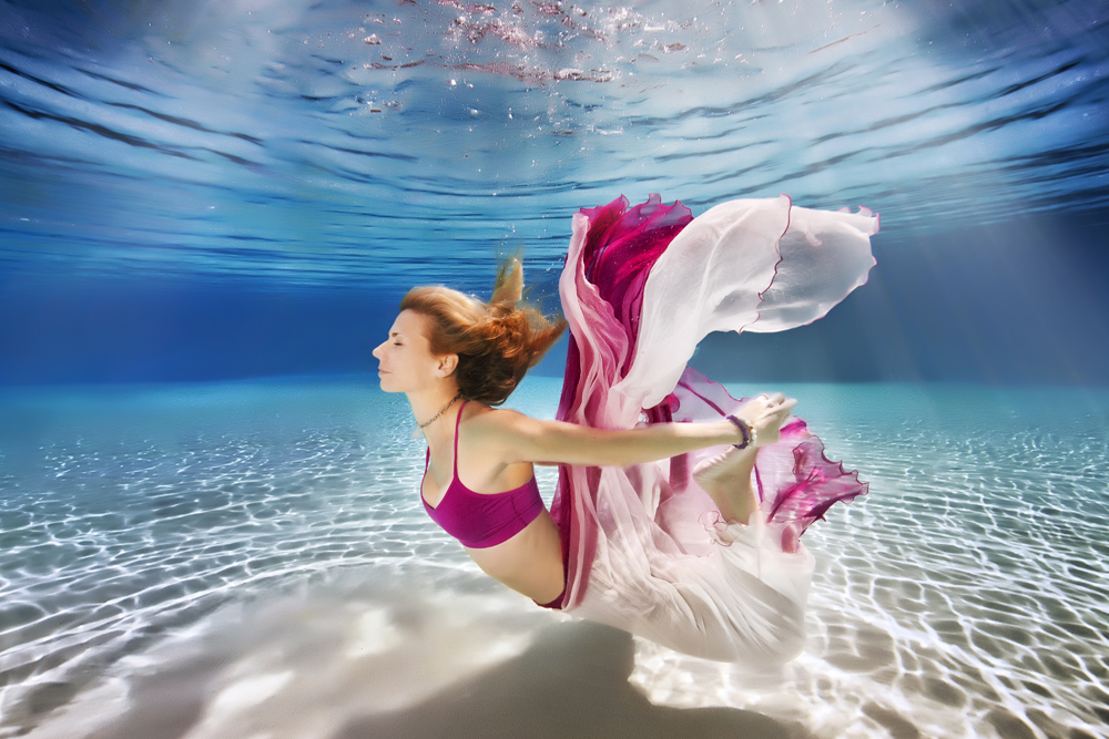 A yoga subaquática está conquistando o mundo e é a nova tendência para o verão