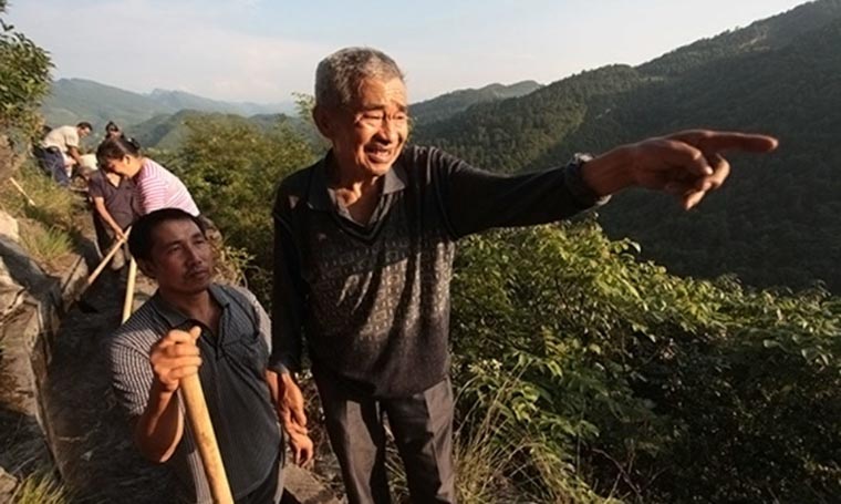 Ele passou 36 anos cavando uma montanha para levar água ao seu vilarejo