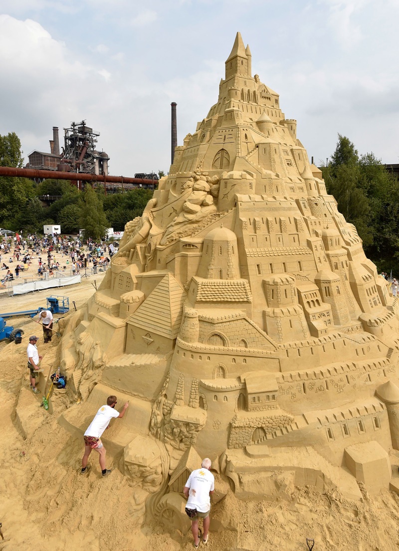 Equipe alemã quer bater o recorde mundial e construir o maior castelo de areia do mundo!