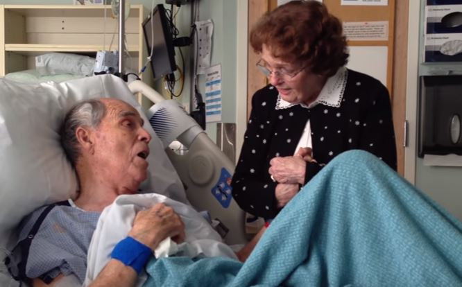 Idoso de 86 anos teme que seus dias estejam acabando e compartilha emocionante canção com sua mulher