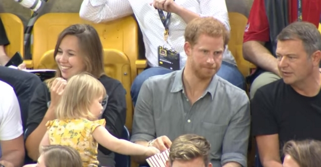 A reação do príncipe Harry ao perceber que essa criança estava roubando sua pipoca é fantástica!