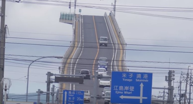 Ponte no Japão impressiona turistas por mais parecer uma montanha-russa