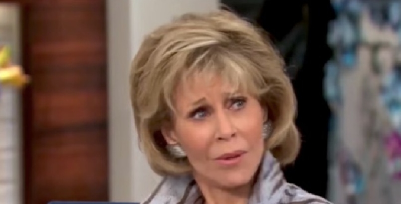 Jane Fonda reage com indignação à observação de uma jornalista sobre sua aparência