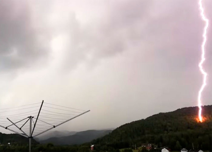 Homem tenta gravar tempestade de raios e acaba filmando o momento mais assustador de sua vida!