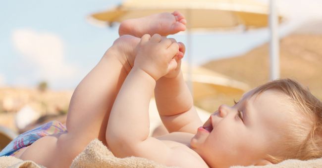 A polêmica do banho de sol diário para o bebê
