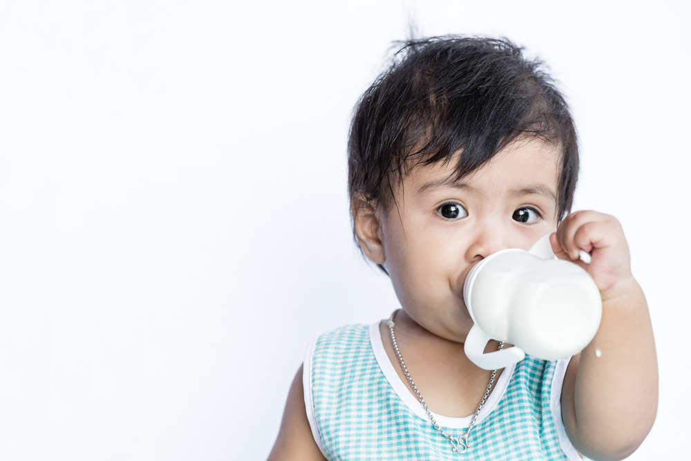 Estudo aponta: bebês que tomam leite de vaca crescem mais