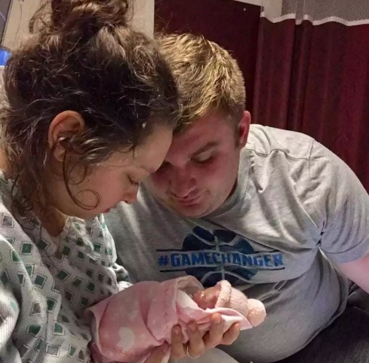 La mujer dio a luz a una bebé minúscula. Entonces los doctores le dijeron “usted tiene 2 horas” y el papá llorando levantó la cámara 