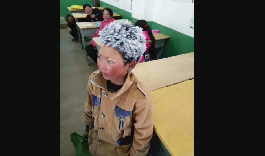 Niño va a la escuela con la cabeza congelada – cuando el maestro ve de cerca se le rompe el corazón