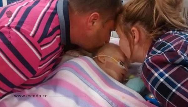 Ellos besaron a su hija por última vez antes de apagar los dispositivos de soporte vital