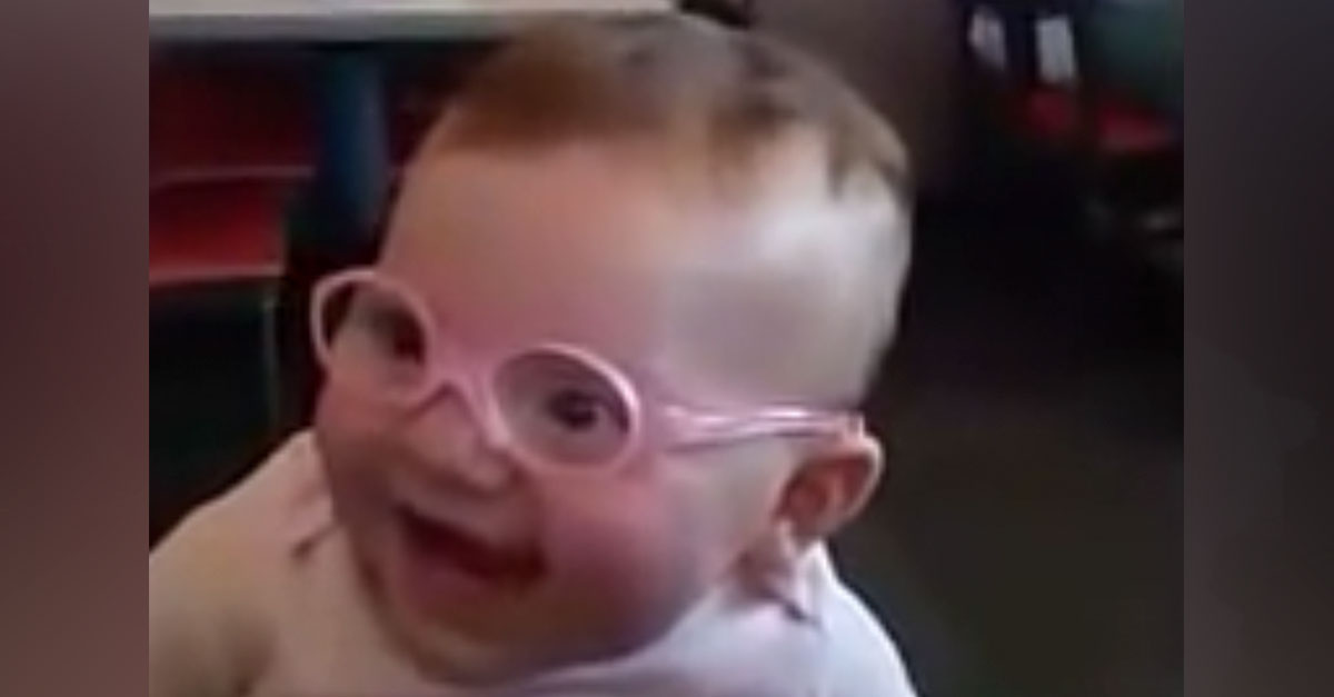 Ve a sus padres por primera vez gracias a las gafas y su reacción no tiene precio
