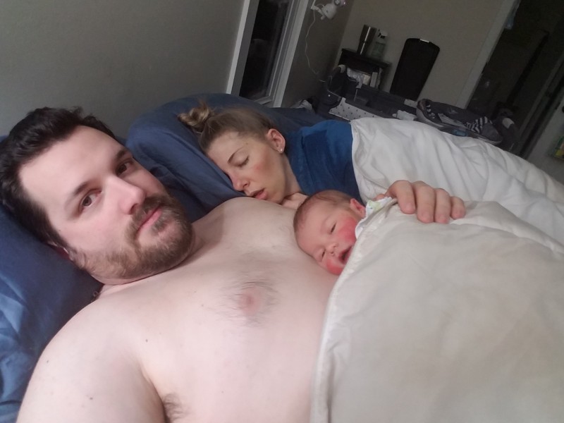 Padre publica foto de mamá cansada de cuidar al bebé con mensaje para hombres