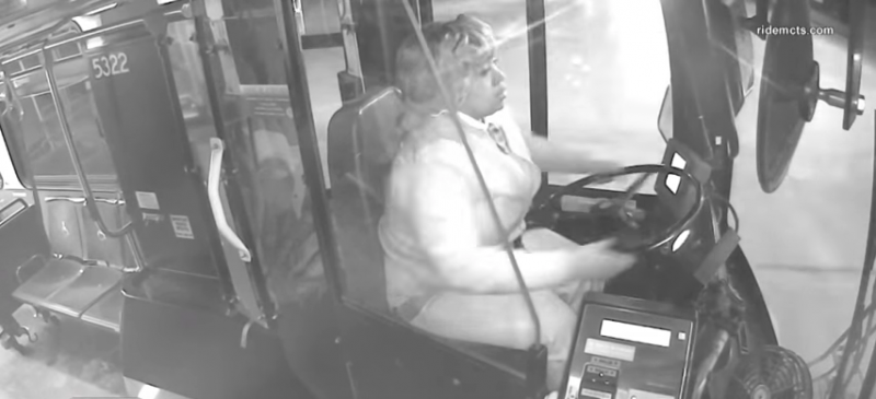 Conductora de bus ayuda a un niño perdido en mitad de la noche