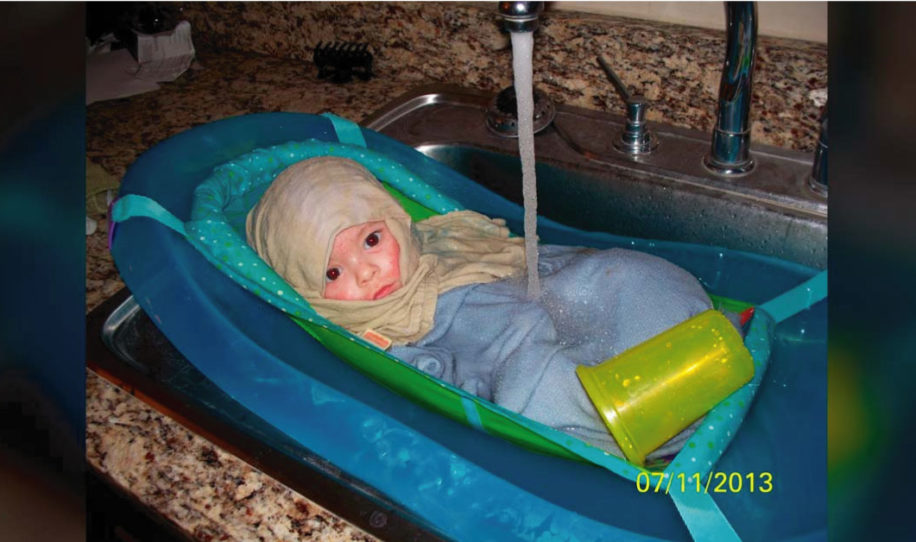 Los doctores que examinaron a este bebé lo sentenciaron a vivir en un fregadero