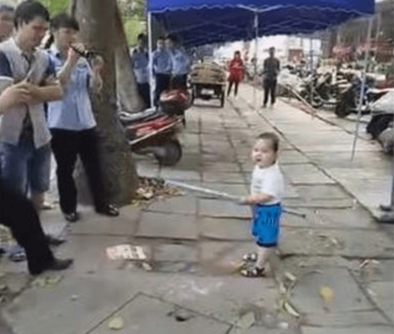 Un niño defiende a su abuela cuando la policía intenta desalojarla
