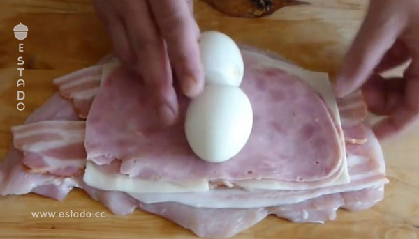 Envuelve un huevo en queso, bacon y pollo y alucina con el resultado