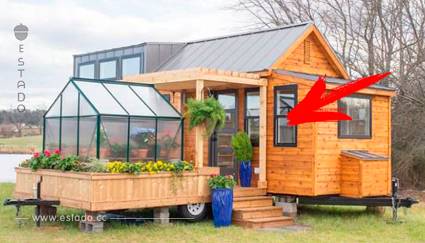 Esta pequeña casa cuenta con sólo 30 m2 y tiene hasta un invernadero – su interior no te defraudará.