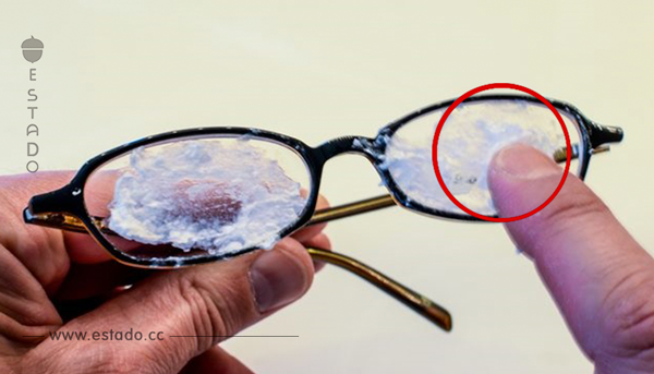 Limpia de marcas y suciedad tus lentes con dos simples ingredientes. 
