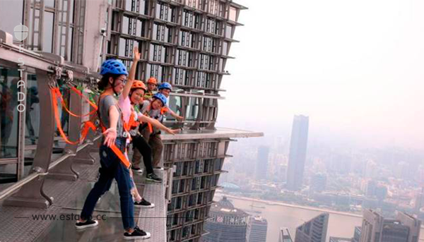En Shanghai se inauguró una plataforma-mirador de cristal sin vallas, a una altura de 340 metros