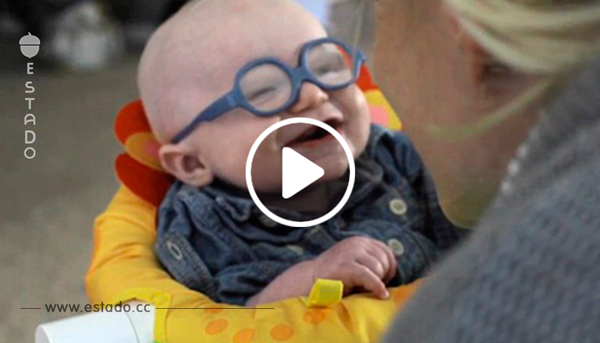 Mira la emotiva reacción de este bebé cuando le ponen gafas y ve la cara de su madre por primera vez