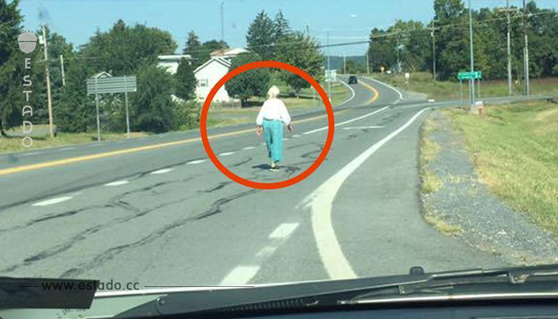 Como esta anciana en la calle le da escalofríos, el hombre frena. Cuando ella entra en el coche, él se lleva una buena sorpresa
