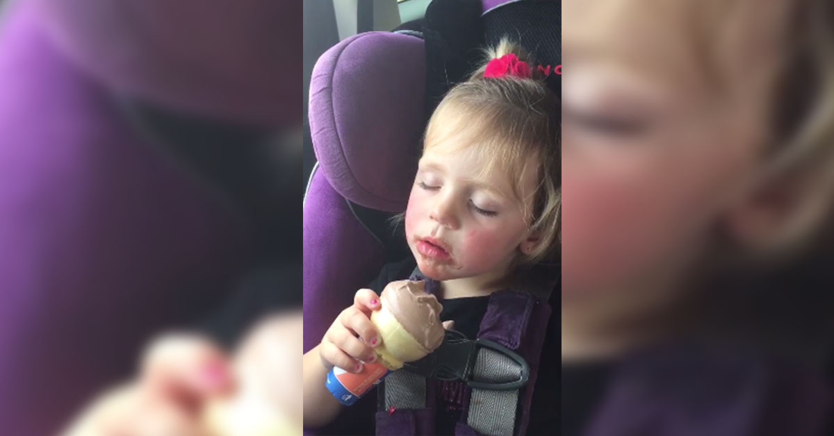 Esta niña se enfrenta a una decisión muy difícil, ¿comer o dormir?