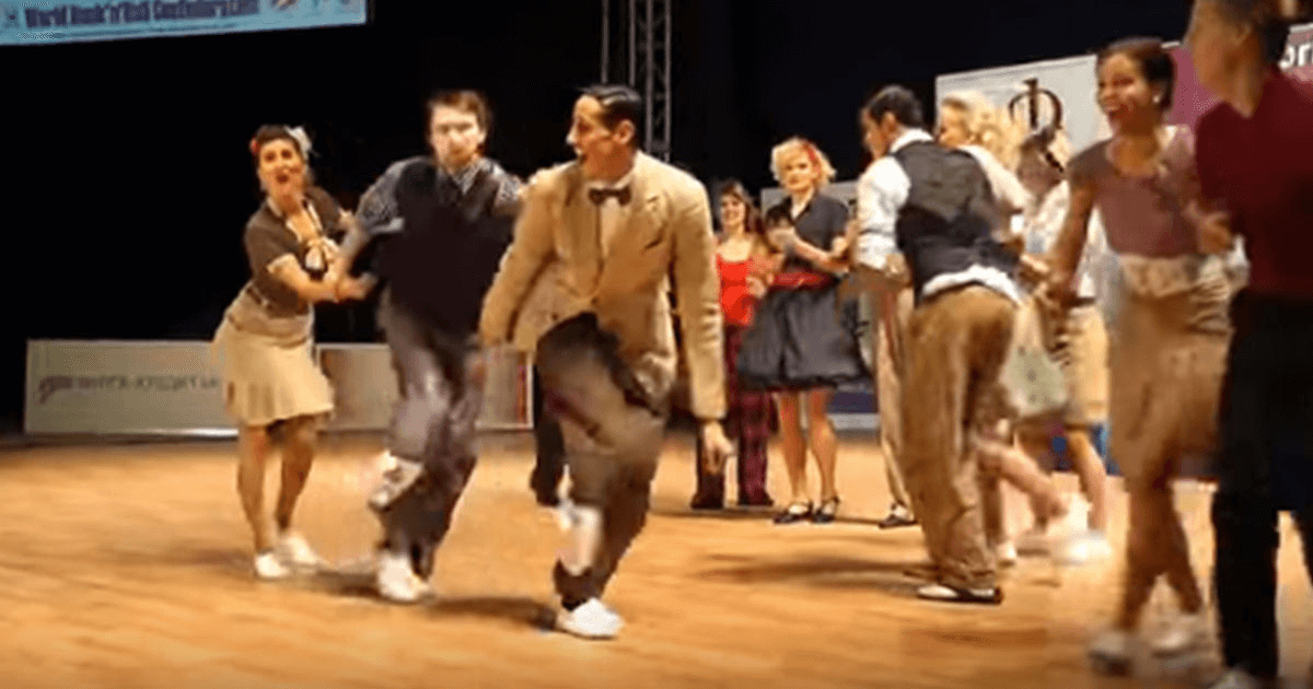 Una pareja baila el ‘Boogie Woogie’ en el escenario, pero un hombre de camisa a rayas aparece y se roba el espectáculo 