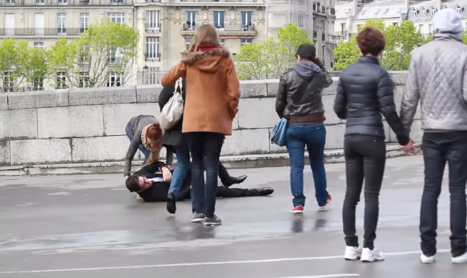 Experimento social demuestra lo que te pasaría si te desmayaras en Paris y no llevaras traje