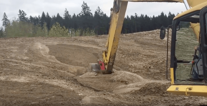 Un obrero se dio cuenta a tiempo de que algo se ocultaba bajo la tierra