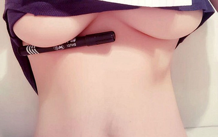 ¡Esta es la nueva moda que está rondando en Internet, con la ayuda de un lapicero demuestran que tienes unos pechos bien formados!