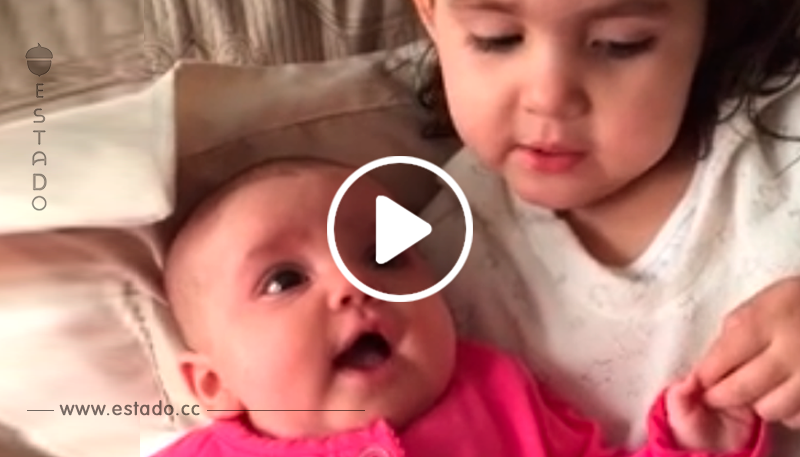 Una bebé llora frenéticamente, y su hermana lo hace sonreír al le cantarle un clásico una y otra vez
