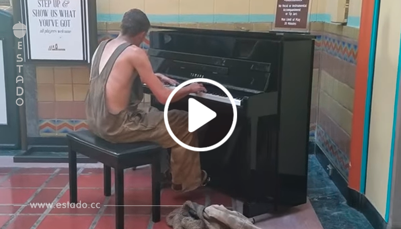 Un extraño graba a un indigente tocando una hermosa melodía en un piano público