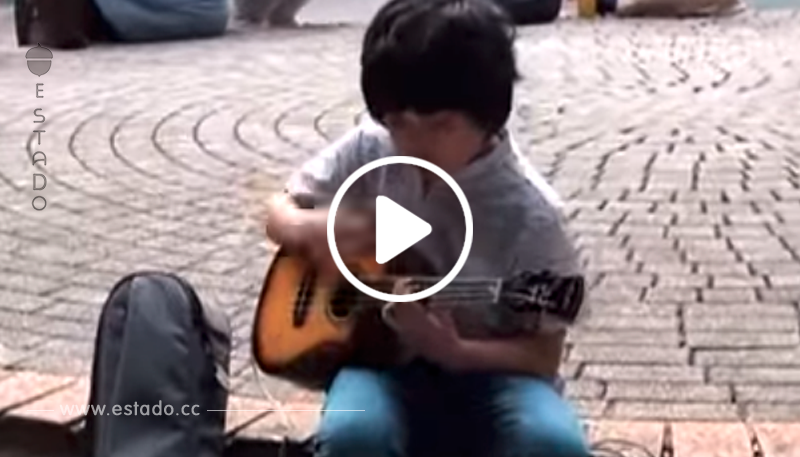 Niño impresiona con su talento al tocar el ukelele e hipnotiza a los internautas
