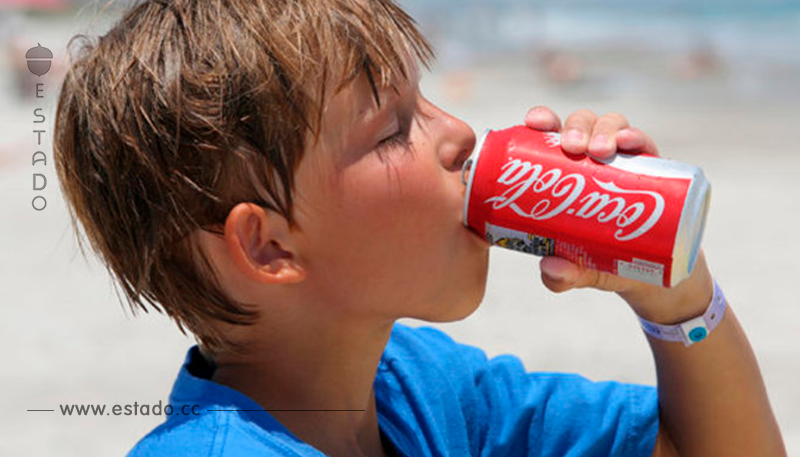 Los médicos piden a los padres dejen de dar Coca Cola a sus niños