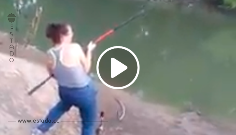 Ella estaba pescando pero no sabía que sacaría una bestia del agua