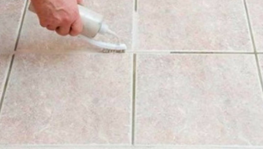 Este método deja la unión negra y sucia de tu piso realmente limpia como si estuviera acabada de poner
