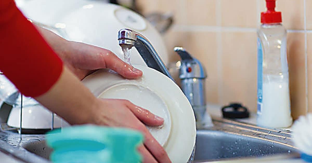 Lavar los platos, barrer y doblar ropa alarga la vida, según estudio: