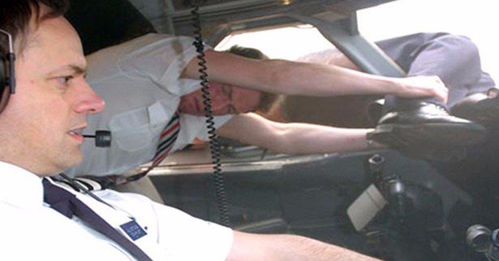 El piloto que fue absorbido en pleno vuelo y al que su tripulación le salvó la vida