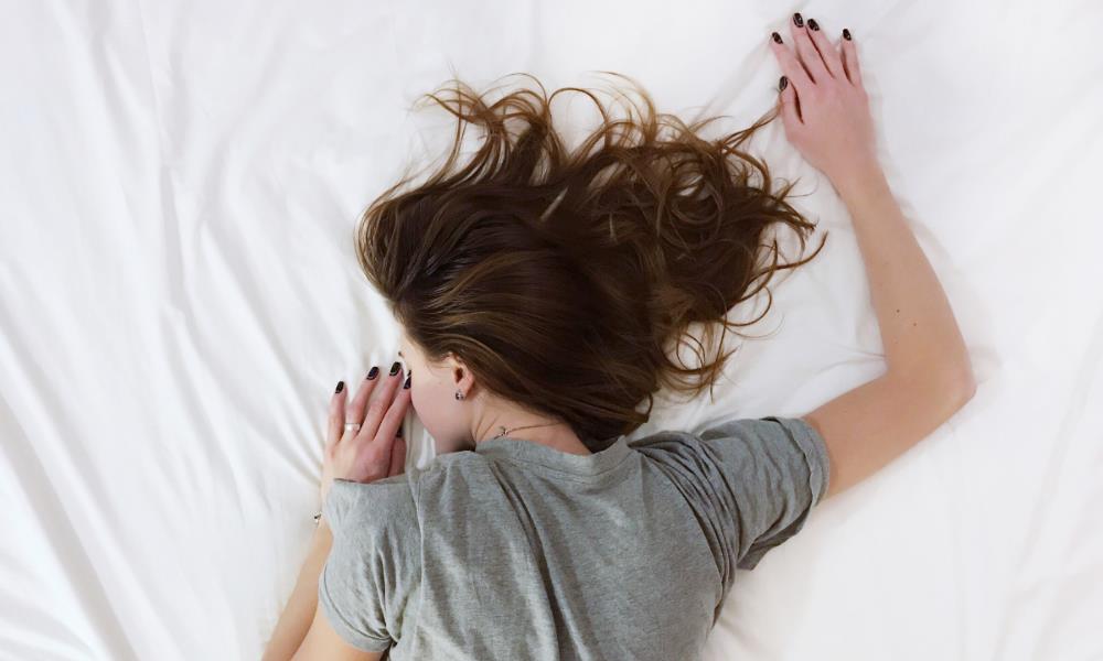 Las personas que duermen mucho podrían morir jóvenes según estudio