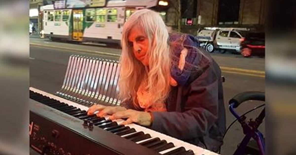 Pianista indigente de 80 años toca el piano en la calle, interpreta una pieza clásica que se ha hecho viral