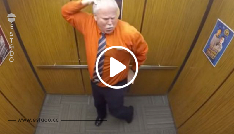 El oficial queda solo en el ascensor. ¡Pero no sabe que la cámara está allí para grabar todos sus movimientos!