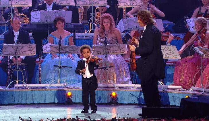Un violinista de 3 años debuta ante más de 18.000 personas. Simplemente mira el vídeo