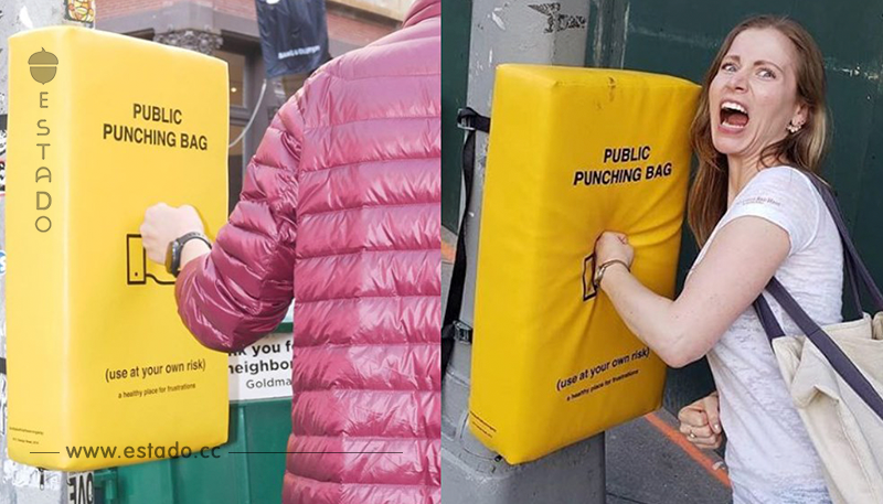 Instalan sacos de boxeo en la calle para drenar la rabia de manera segura