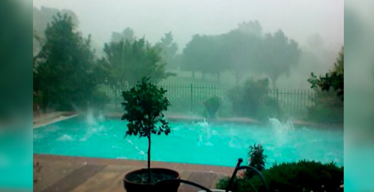 Filma su patio durante una tormenta de granizo, y presta atención a la piscina…