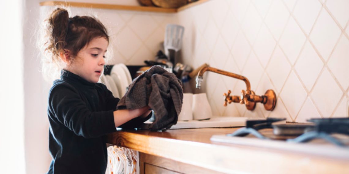 Niños que ayudan en las tareas del hogar podrían convertirse en adultos exitosos