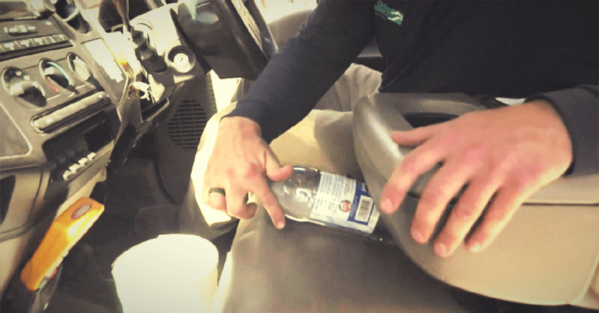 Los bomberos hacen una advertencia importante: Nunca deje botellas de agua en su automóvil ¡Las consecuencias pueden ser desastrosas!