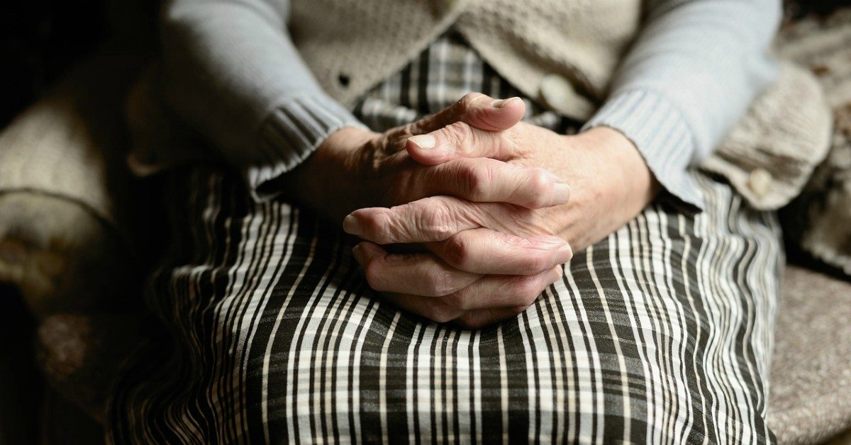 Anciana de 84 años asegura que su hija la echó de su casa y por eso duerme en un hospital
