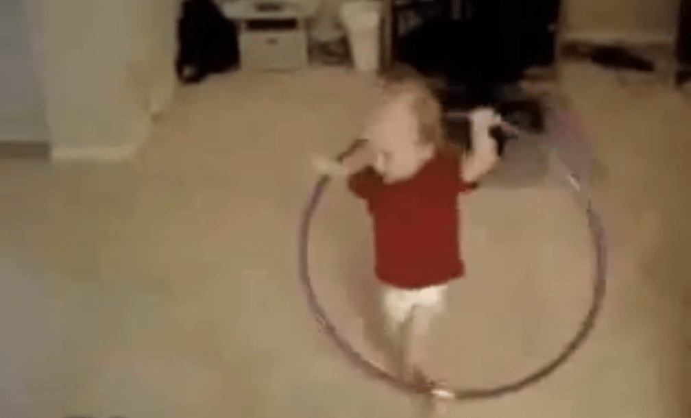 Este bebe con el hulahoop quiere bailar como su hermana