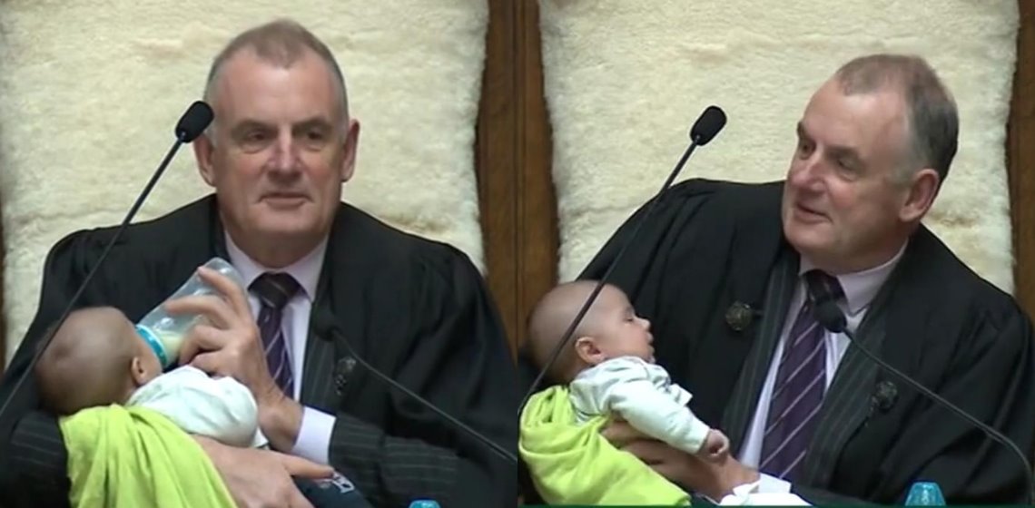 Presidente del parlamento de Nueva Zelanda alimenta al bebé de un diputado durante sesión