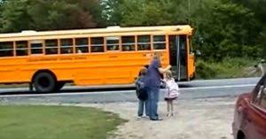Papá dice adiós a los niños el primer día de escuela. Luego gira la cámara y muestra lo emocionado que está.